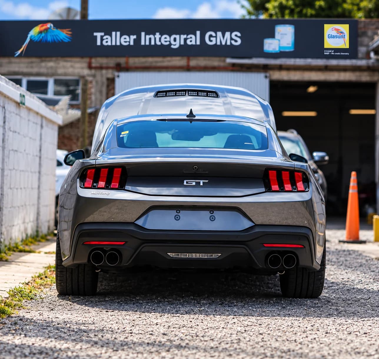 Ford Mustang frente a GMS Taller Integral, taller de chapa y pintura