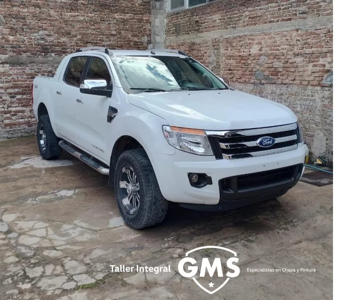 Ford Ranger blanca después de la reparación de carrocería